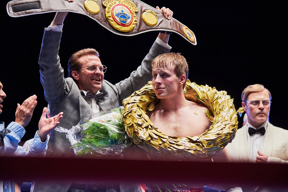 Stín vítězství
(2025)_6914e2a320ff9.jpeg