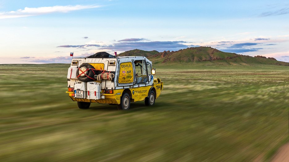 Žlutou žábou do země modrého nebe
(2025)